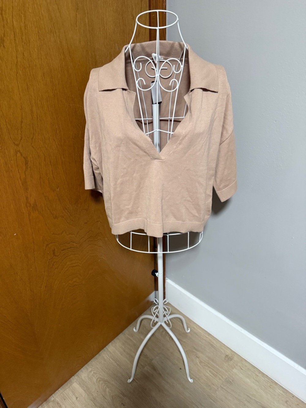 Melrose and Market Cropped V-Neck Polo Top in Blush Pink